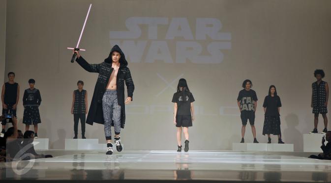Seorang model membawa ligthsaber seperti yang ada di film Star Wars saat mengenakan busana Populo Batik karya Desainer Bai Soemarlono dan Joseph Lim pada Fashion Show yang di selenggarakan di Senayan City, Jumat Malam, (3/6). (Liputan6.com/Johan Tallo)