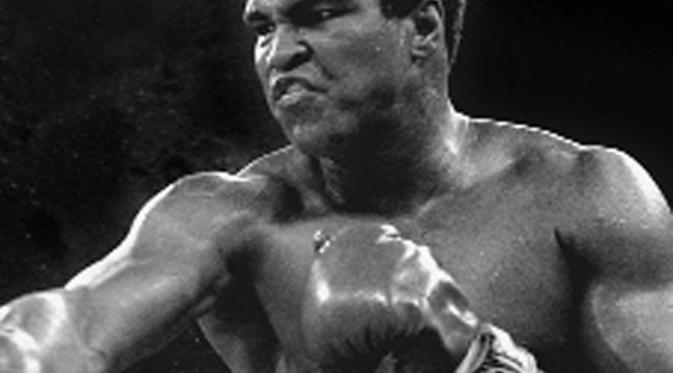 Muhammad Ali kerap menjuarai 3 kali pertandingan tinju dunia kelas berat didunia. Ia mengalahkan onny Liston, Thrilla di Manila. (dailymail/Bintang.com)