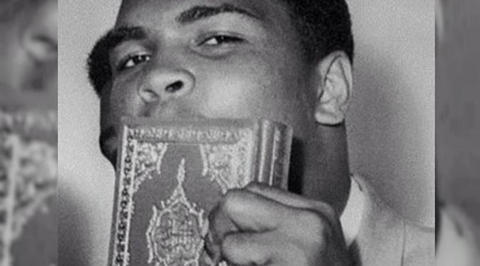 Petinju legendaris Muhammad Ali mencium Al-Qur'an. (sumber: Sports Illustrated)
