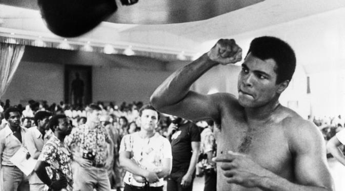 Muhammad Ali melakukan latihan di Kinshasa, Zaire, jelang laga bertajuk Rumble in the Jungle melawan George Foreman. (28/10/1974). (AFP)