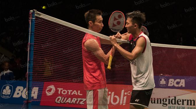 Tunggal putra Indonesia, Ihsan Maulana Mustofa, kalah dari tunggal putra Malaysia, Lee Chong Wei, pada semifinal BCA Indonesia Open 2016 di Istora Senayan, Jakarta, Sabtu (4/6/2016). (Bola.com/Vitalis Yogi Trisna)