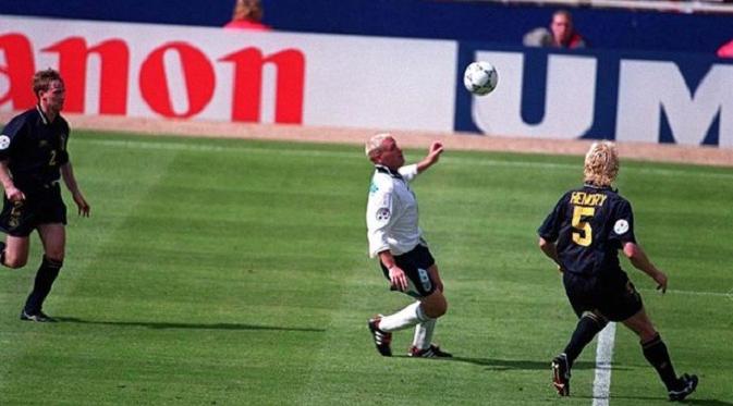 Aksi individu Paul Gasciogne saat melawan Skotlandia di Piala Eropa 1996 (Foto: Mirror)
