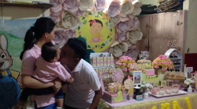 Ruben Onsu dan Sarwendah merayakan ultah pertama sang anak, Minggu (5/6/2016) (Fachrur Rozie)