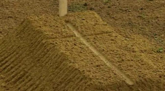 Perlombaan ini sungguh tidak biasa. Siapakah penggali kubur yang paling cekatan? (Sumber Sky News)