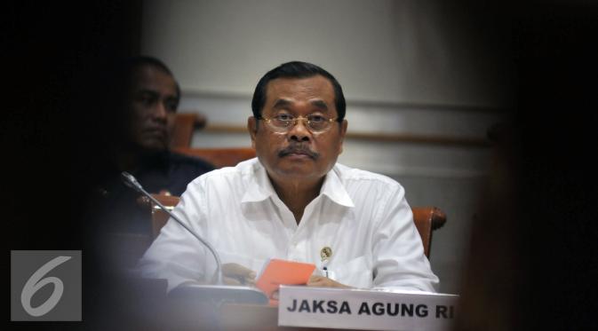 Jaksa Agung HM Prasetyo mendengarkan saat mengikuti rapat kerja dengan Komisi III DPR RI di Kompleks Parlemen, Jakarta, Senin (6/6/2016). Raker tersebut membahas APBN-P Kejagung Tahun 2016. (Liputan6.com/Johan Tallo)