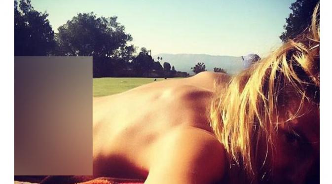 Heidi Klum pose topless di bawah sinar matahari, (Instagram)