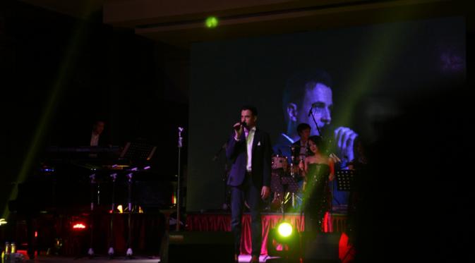 Tomy Page saat menorehkan kenangan terindah dalam konser yang dilangsungkan, Sabtu (4/6/2016), di Jakarta. (Liputan6.com/Roky Marcelino )