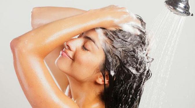 Cara yang tepat untuk mencuci rambut dengan sampo. Sumber : purewow.com
