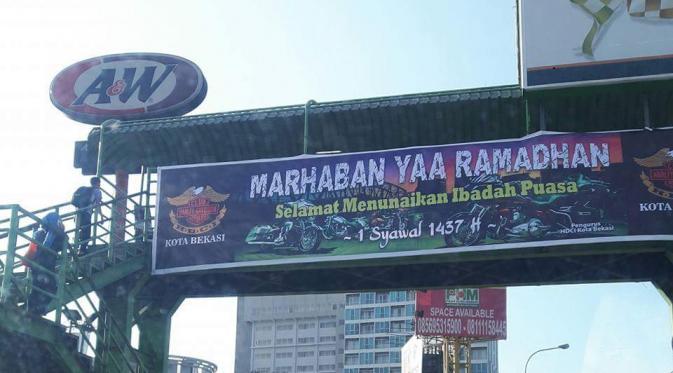 Spanduk ucapan selamat puasa ini bikin geger warga Bekasi dan netizen | Via: facebook.com