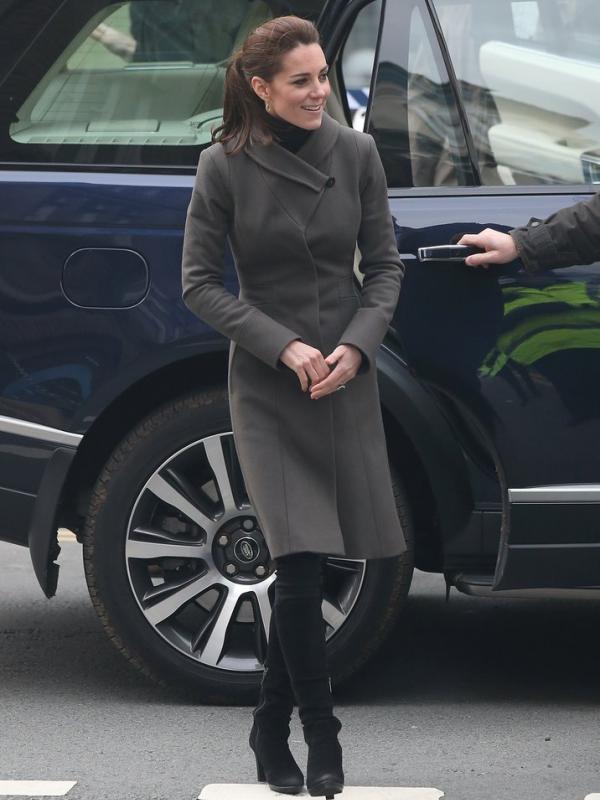 Pakaian ini sering terlihat dikenakan oleh Kate Middleton pada berbagai acara berbeda. Sumber : popsugar.com