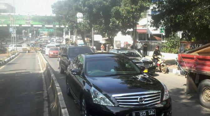 Transjakarta terguling di Warung Buncit, Jakarta Selatan (Liputan6.com/Putu)