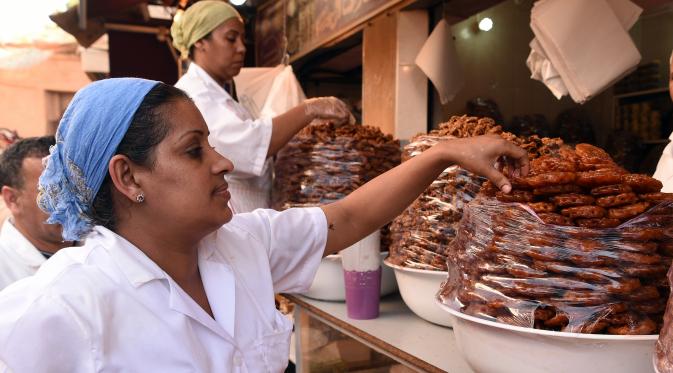 Pedagang menata Chebakia, kuliner asli dari Maroko, yang dijajakan di Ibu Kota Maroko, Rabat, 6 Juni 2016. Kehadiran penganan ini menandai datangnya bulan Ramadan atau peristiwa penting. (Fadel SENNA/AFP)