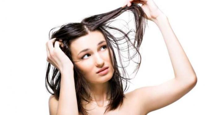 Memiliki rambut berminyak akan mudah lepek dan memperburuk penampilan Anda. Ingin trik menyingkirkannya? Simak cara berikut ini.