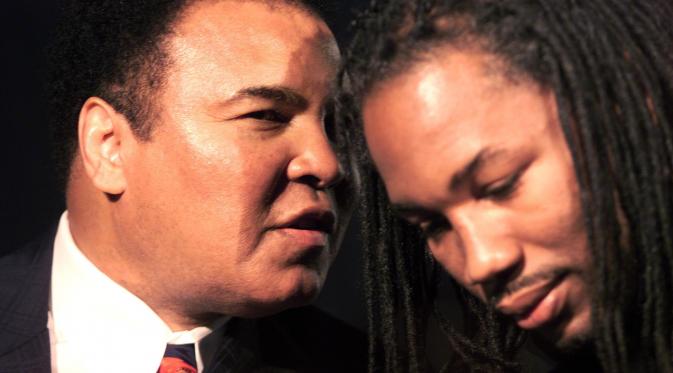 Lennox Lewis dan Muhammad Ali, berbincang saat bertemu dalam sebuah kesempatan pada tahun 2001. (AFP/Hugo Philpott)