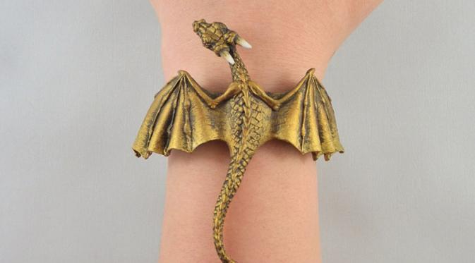 Keren! Ketika kamu memakai perhiasan bentuk naga ini, kamu seakan terlihat seperti induknya. (via: Boredpanda.com)