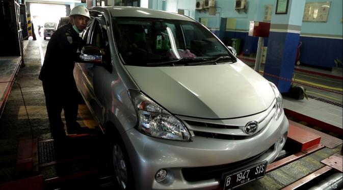 Taksi online melakukan uji kir di Unit Pelayanan Teknis Pengujian Kendaraan Bermotor (UPT PKB) Pulogadung, Jakarta Timur, Kamis (2/6/2016). (Liputan6.com/Mochamad Khadafi)