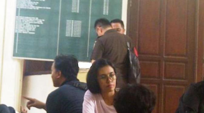 Jaksa dan pengacara Saipul Jamil berbincang di depan ruang sidang di PN Jakarta Utara. (Liputan6.com/Moch Harun Syah)