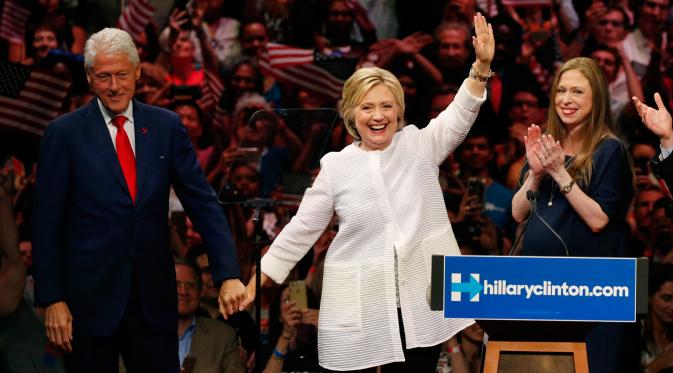 Hillary Clinton bersama suaminya Bill Clinton dan putrinya Chelsea terlihat bergembira saat pidato kemenangan di Brooklyn Borough New York, AS, (7/6). Hillary mengalahkan pesaingnya, Bernie Sanders, pada kontes Super Tuesday (REUTERS/Lucas Jackson)