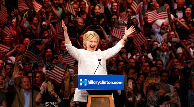 Mantan Menlu AS, Hillary Clinton menyapa pendukungnya saat pidato kemenangan di Brooklyn Borough New York, AS, (7/6). Hillary Clinton mendedikasikan kemenangannya bagi kaum perempuan. (REUTERS/Lucas Jackson)