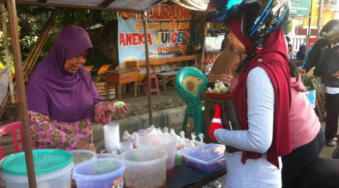 Penjual aneka bubur di Cirebon saat Ramadan (Liputan6.com/ Panji Prayitno)