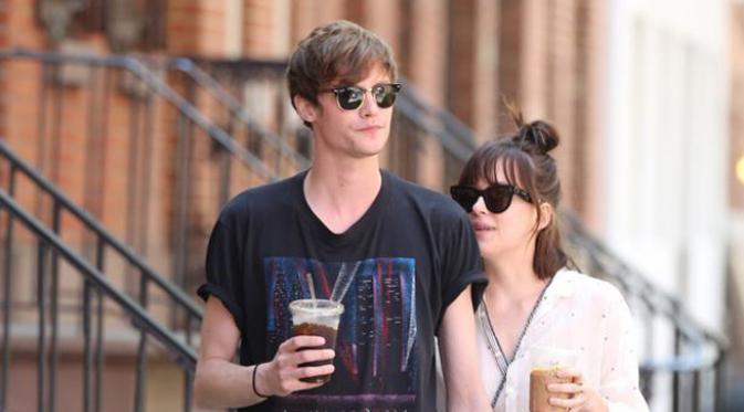 Dakota Johnson dan Matthew Hitt