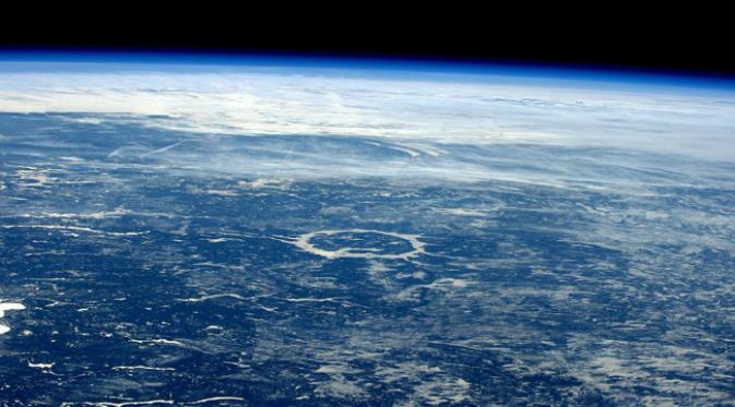 Kawah asteroid di Manicouagan, Kanada. Mengorbit 400 km di atas permukaan bumi, para astronot ISS seakan sedang berfoto menggunakan tripod yang sangat tinggi. (Sumber Scott Kelly via NASA)
