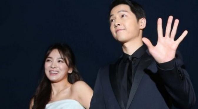 Romantisme Song Joong Ki dan Song Hye Kyo menguar sangat kuat saat tampil di acara Baeksang Arts Awards 2016 (foto: Nate)