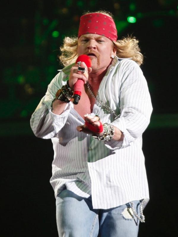 Axl Rose, vokalis Guns N' Roses saat konser di tahun 2010. (Boris Menkevich / Winnipeg Free Press)