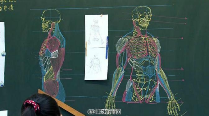 Karena keahliannya tersebut banyak para netizen menduga, laki-laki tersebut mengajar di sebuah sekolah kedokteran. (Mashable.com)
