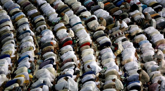 Ribuan Umat muslim saat melakukan shalat berjamaah di sekitar Ka'bah dalam Masjidil Haram selama bulan suci Ramadhan di Mekkah, Arab Saudi. (REUTERS/Faisal Al Nasser)