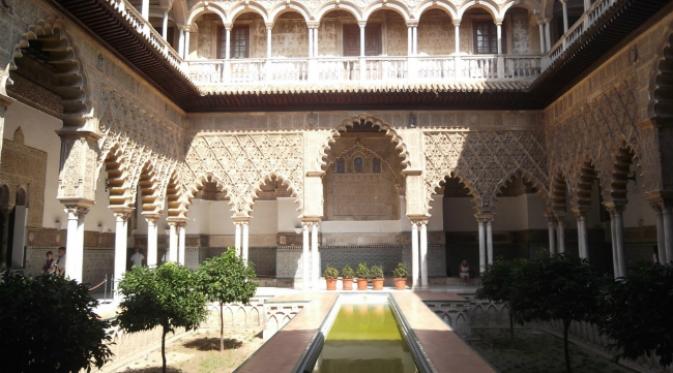Alcázar de Sevilla, Seville – (Water Palaces of Dorne). Sejumlah drama televisi menggunakan beberapa tempat bersejarah sungguhan sebagai lokasi rekaman kisahnya. (Sumber Heritage Daily)