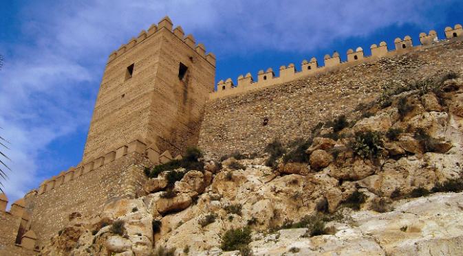 Alcazaba di Almería – (Dorne). Sejumlah drama televisi menggunakan beberapa tempat bersejarah sungguhan sebagai lokasi rekaman kisahnya. (Sumber Heritage Daily)