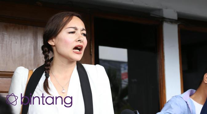 Dewi Rezer tak mau pusing lagi dalam urusan perceraiannya (Andy Masela/Bintang.com)