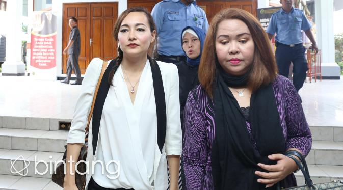 Dewi Rezer  dan kuasa hukumnya Merli Aprilita. (Andy Masela/Bintang.com)