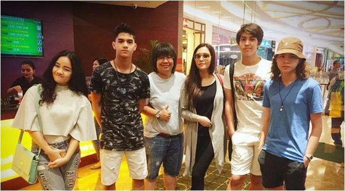 Maia Estianty ngabuburit bersama anak-anaknya. (via Instagram/maiaestiantyreal)