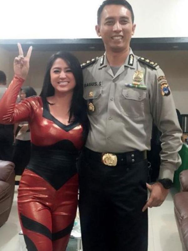 Dewi Perssik saat berfoto dengan seorang petugas kepolisian. (Instagram  - @dewiperssik16)
