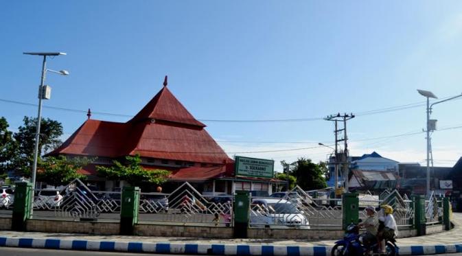 Masjid Jamik karya arsitektur Bung Karno. (Liputan6.com/Yuliardi Hardjo Putro)