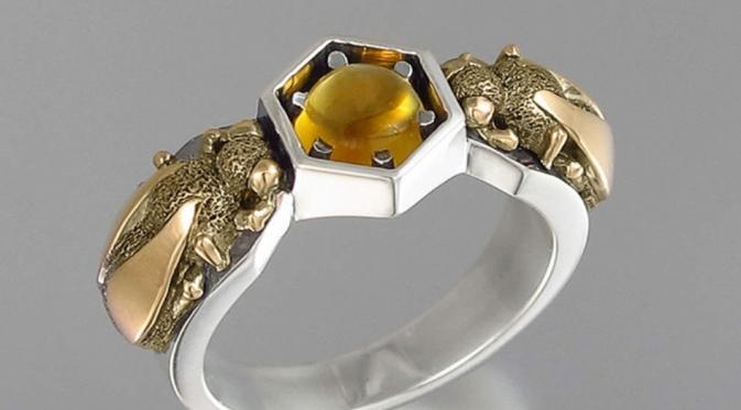 Perhiasan bentuk sarang lebah. (via: Boredpanda.com)