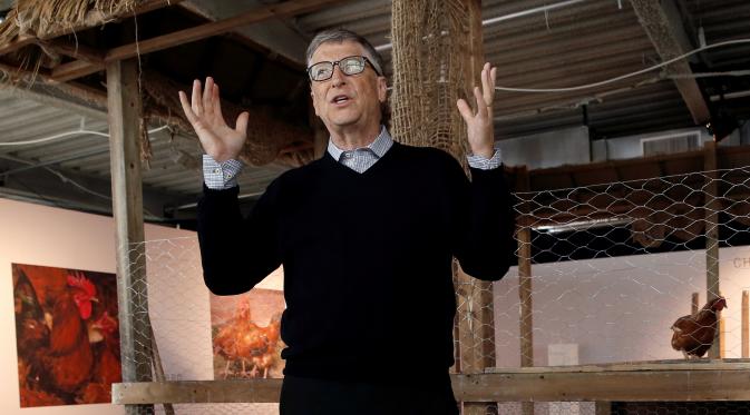 Bill Gates saat memberikan keterangan kepada awak di Manhattan, New York, AS (8/6). Bill Gates mengumumkan bahwa dirinya akan menyumbang 100.000 anak ayam untuk mengurangi tingkat kemisikinan ekstrem di sejumlah negara berkembang. (REUTERS/Mike Segar)