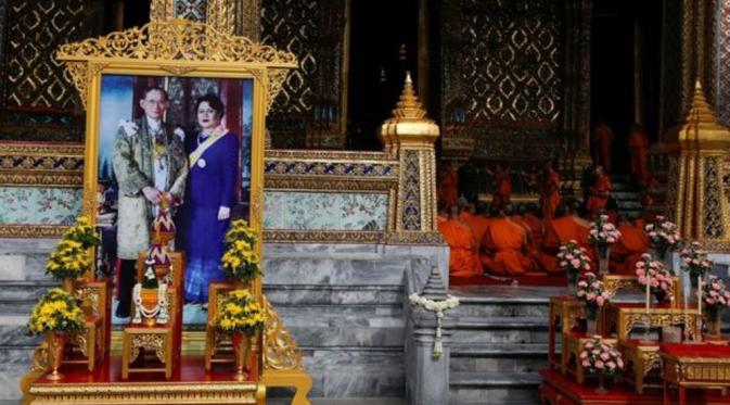 Raja Bhumibol Adulyadej yang berusia 88 tahun itu begitu dihormati oleh warga Thailand.