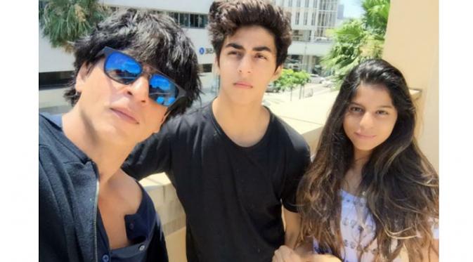 Shahrukh Khan bersama dua anaknya, Aryan dan Suhana