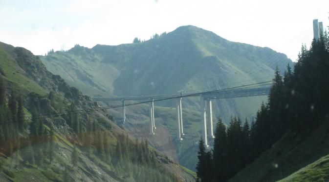 Serunya Melewati Jembatan Tertinggi Ketiga se-Asia di Xinjiang (Liputan6.com/Arie Mega Prastiwi)