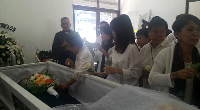 Teman dan kerabat memberi penghormatan terakhir pada Isam yang meninggal di Palembang, Sumatera Selatan kemarin pukul 07.45. (dok. Facebook)