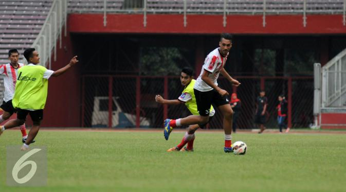 Bek Persija, William Pacheco (kanan) mengecoh Ambrizal Umanailo saat berlatih jelang laga melawan PS TNI pada lanjutan Torabika Soccer Championship presented by IM3 Ooredoo di Stadion GBK Jakarta, Kamis (9/6/2016). (Liputan6.com/Helmi Fithriansyah)