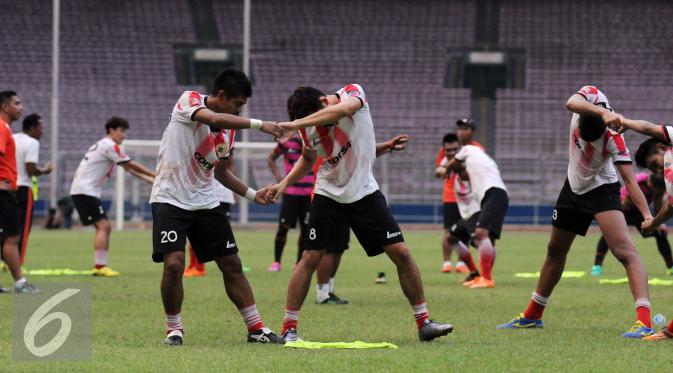 Pemain Persija melakukan peregangan otot usai latihan jelang laga melawan PS TNI pada lanjutan Torabika Soccer Championship presented by IM3 Ooredoo di Stadion GBK Jakarta, Kamis(9/6/2016). (Liputan6.com/Helmi Fithriansyah)