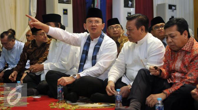 Gubernur DKI Jakarta, Basuki Tjahaja Purnama (tengah) saat menghadiri acara buka puasa bersama Partai Nasdem, Jakarta, Kamis (9/8). (Liputan6.com/Johan Tallo)
