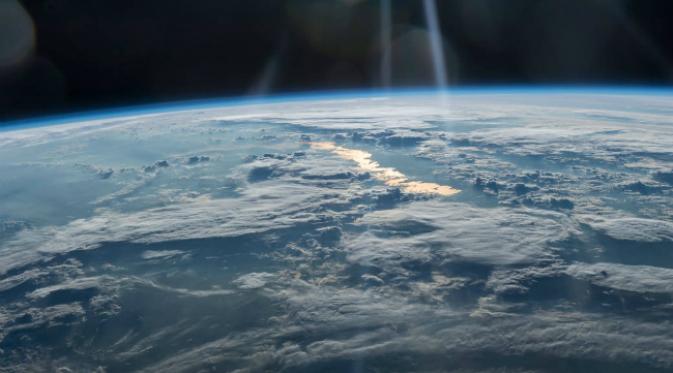 Tampilan Danau Balkhash dari ISS. Dilihat dari International Space Station, sebuah danau di Bumi tampak berwarna keemasan saat sinar matahari menerpanya. (Sumber NASA)