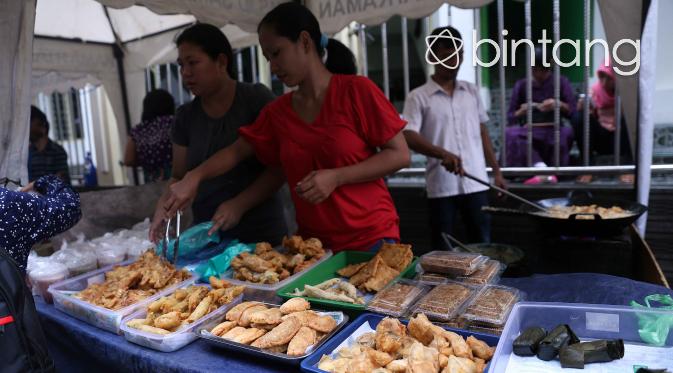 Menapaki pasar kuliner untuk berbuka puasa di Masjid Jami Matraman| (Yunan Nasution/Bintang.com)