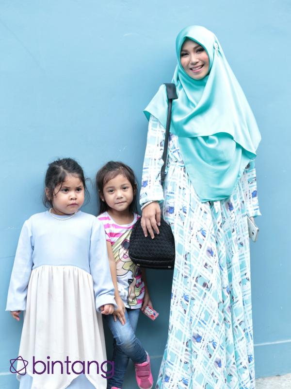 Puput Melati bersama dua putrinya. (Adrian Putra/Bintang.com)