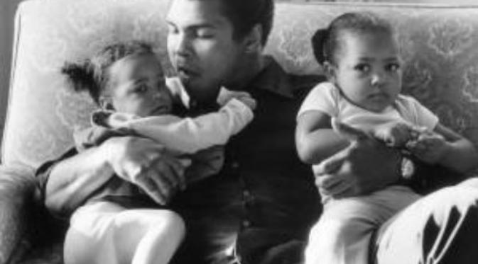 Saat masih hidup, Muhammad Ali pernah memberikan nasihat kepada kedua putrinya tentang hijab. Foto: Ktla.com